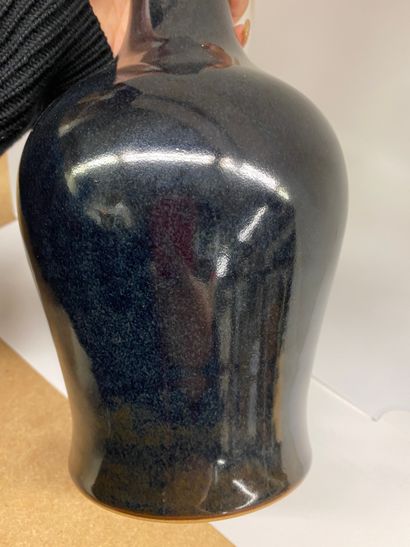 null CHINE
Vase à long col en porcelaine à fond monochrome noir. 
Marque au revers...