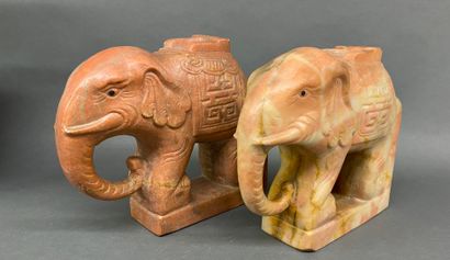 null CHINE
Paire d'éléphants en pierre dure.
H. : 21 cm.