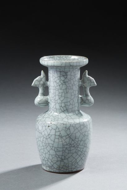 null CHINE
Vase balustre en céramique à couverte monochrome grise craquelée de type...