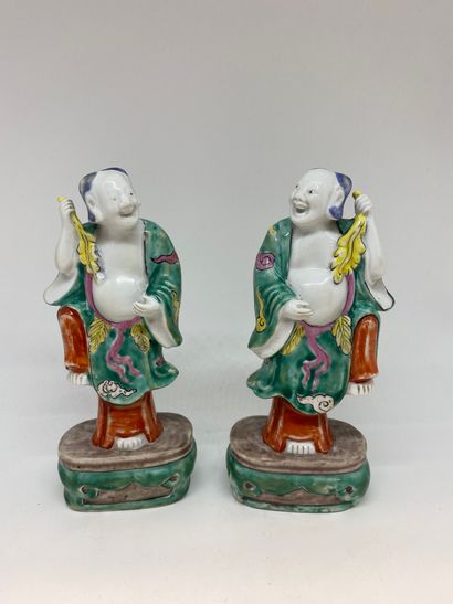 null CHINE
Deux sujets en porcelaine émaillée polychrome figurant deux hommes.
H....
