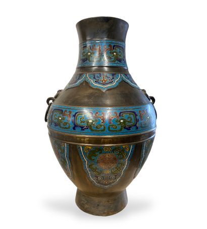 null JAPON vers 1880/1900
Grand vase en bronze et émaux champlevés à décor archaïsant...