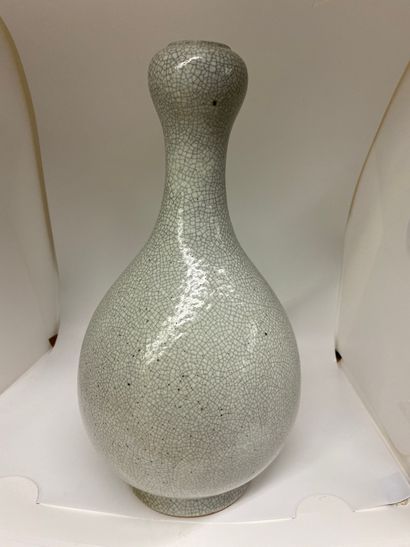 null CHINE
Vase balustre en porcelaine monochrome à fond blanc craquelé.
H. : 37...