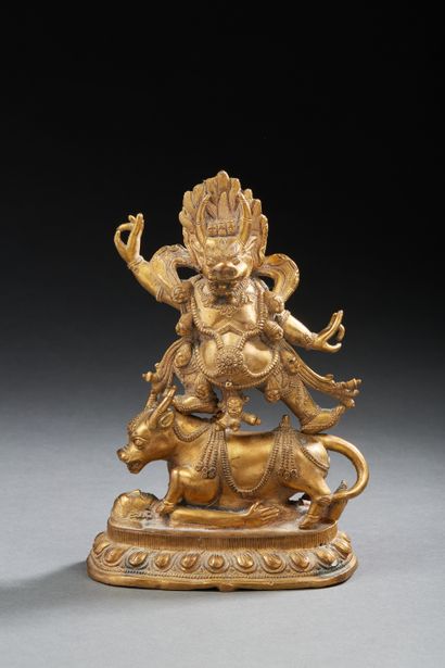 null NÉPAL
Groupe en bronze doré représentant un dieu du tantrisme bouddhique debout...