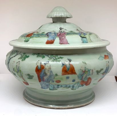 null CHINE
Grand pot couvert en porcelaine décoré en émaux polychromes de personnages...