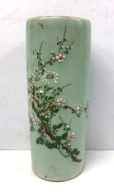 null CHINE
Porte-pinceau en porcelaine à décor de branches fleuries sur un fond vert...