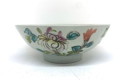 null CHINA
Enameled porcelain bowl of the green family decorated with flowers.
Size...