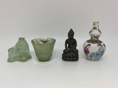 null ENSEMBLE 
comprenant quatre objets chinois dont une statuette en quartz, un...