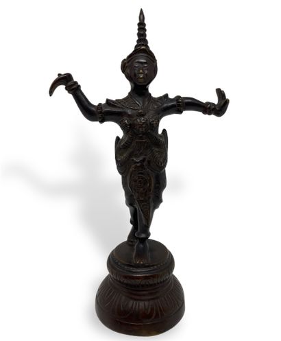 null PETITE STATUETTE
en bronze représentant un danseur.
H : 19 cm.