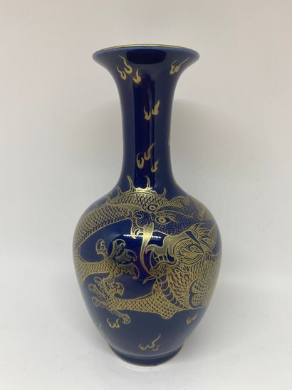 null CHINE
Vase en porcelaine à fond bleu à décor de dragons dorés.
Marque au revers
H....