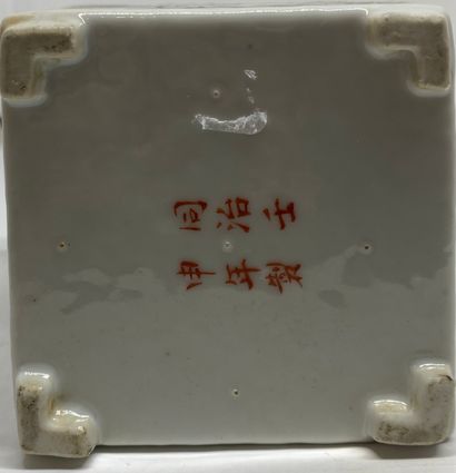 null CHINE 
Théière carrée en porcelaine blanche avec deux anses en métal à décor...