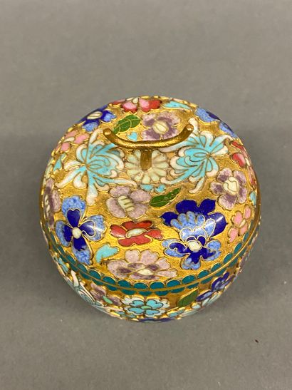 null CHINA 
Box in cloisonné bronze with flowers.
H. 6,5 cm.