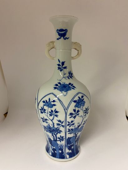 null CHINE
Vase à long col en porcelaine décoré en bleu de fleurs, deux anses ajoutées...