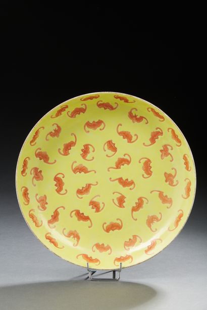null CHINE
Coupe circulaire en porcelaine à fond jaune décoré en rouge de fer de...