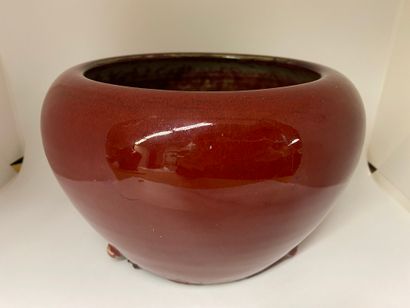 null CHINE
Grand pot en porcelaine à fond monochrome sang de bœuf.
H. : 13.5 - D...