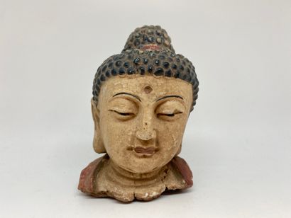 null CHINE
Tête de bouddha en grès polychrome.
H. : 15 cm
(manques)
