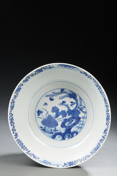 null CHINE
Grand bol circulaire en porcelaine décoré en bleu sous couverte sur la...