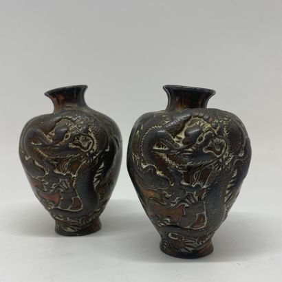 null PAIRE DE PETITS VASES
en bronze à décor de dragon en relief.
H : 9 cm.
(cabossés,...