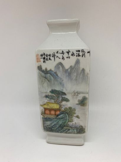 null CHINE
Vase en porcelaine à section carrée à décor de paysages et de calligraphies.
Marque...