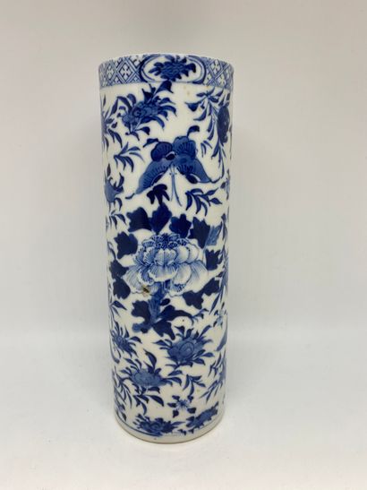 null CHINE
Vase rouleau en porcelaine à décor en bleu sous couverte de fleurs, d'oiseaux...