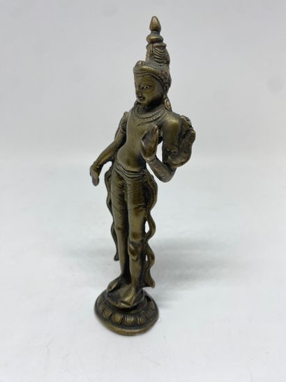 null STATUETTE
représentant une déesse en bronze doré.
H : 15 cm.