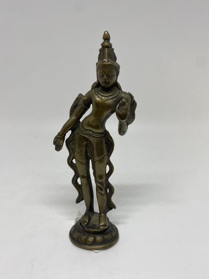 null STATUETTE
représentant une déesse en bronze doré.
H : 15 cm.