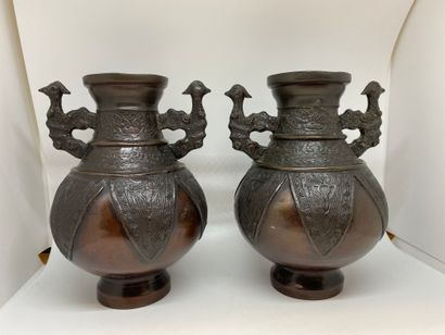 null JAPON
Une paire de vases en bronze à deux anses.
Cachet au revers.
H. : 20 ...