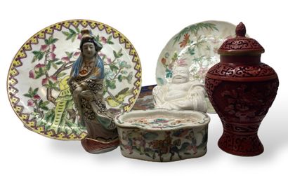 null ENSEMBLE d'objets modernes comprenant :
- trois assiettes en porcelaine diverses...