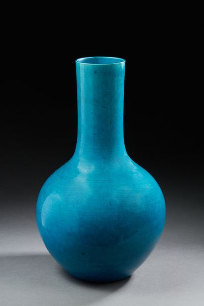 null CHINE
Vase de forme Tianqiuping en biscuit à couverte monochrome bleu turquoise...