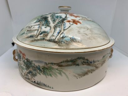 null CHINE
Pot couvert en porcelaine de la famille rose à décor en émaux de paysage...