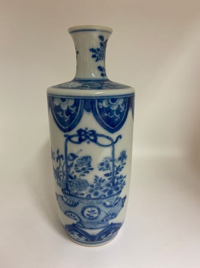 null CHINA
Small porcelain vase with blue decoration of flower baskets.
H. 18.5 ...