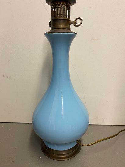 null CHINE
Vase à long col en porcelaine monochrome à fond bleu monté en lampe.
H....