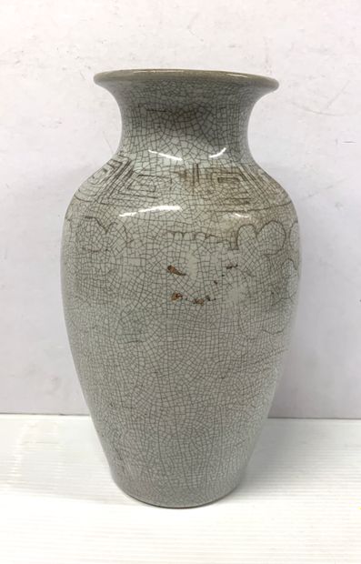 null CHINE
Vase ovale en porcelaine à glaçure monochrome blanc craquelé et frise...