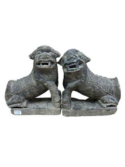null CHINE
Paire de chiens de Fô en pierre dure, sculptée et gravée, soclée.
Dimensions...
