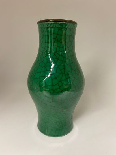 null CHINE
Vase en porcelaine à fond monochrome vert craquelé.
H. : 19 cm.
(légères...