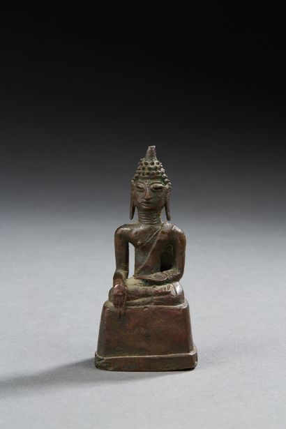 null THAÏLANDE
Petite figurine en bronze à patine brune représentant un bouddha assis...