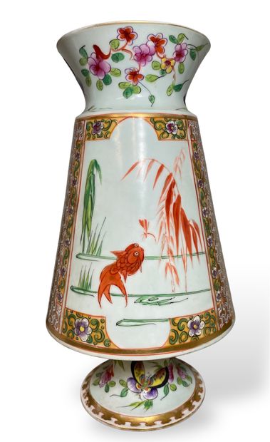 null Ensemble comprenant :
- Un vase moderne couvert monté en lampe (H : 45 cm)
-...