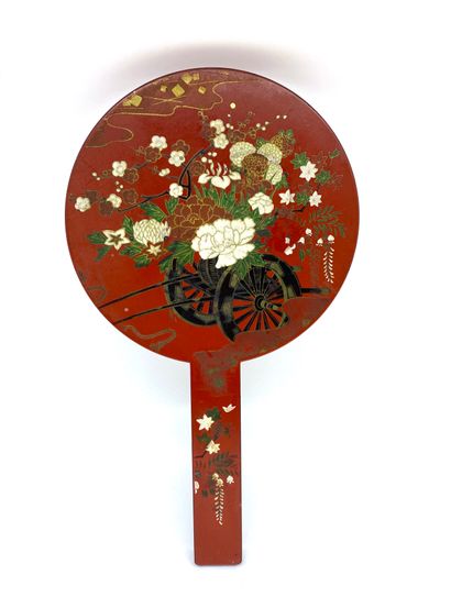 null JAPON
Miroir à main en bois laqué rouge à décor de fleurs.
L. : 28,5 - D : 16...