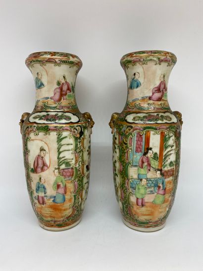 null CHINE, Canton
Paire de petits vases formant pendant en porcelaine à décor de...