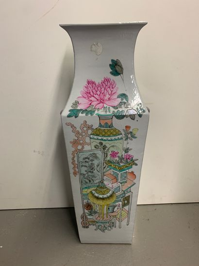 null CHINE
Grand vase en porcelaine de la Famille Rose à décor de fleurs et d'inscriptions....