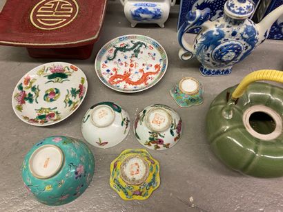 null SET
of Asian objects including porcelains, lacquer boxes, two coasters and various.
(accidents,...