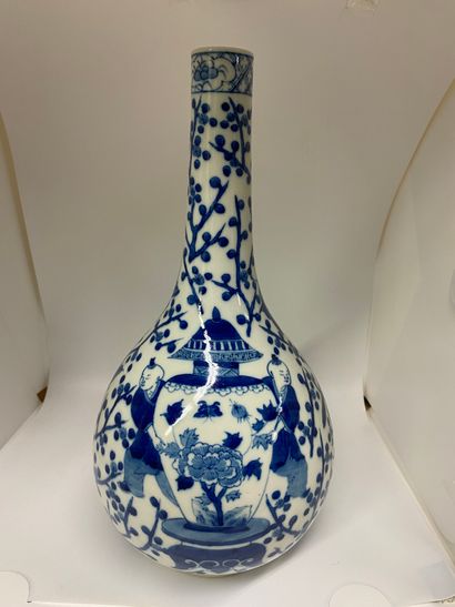 null CHINE
Vase à long col en porcelaine décoré en bleu sous couverte d'enfants et...