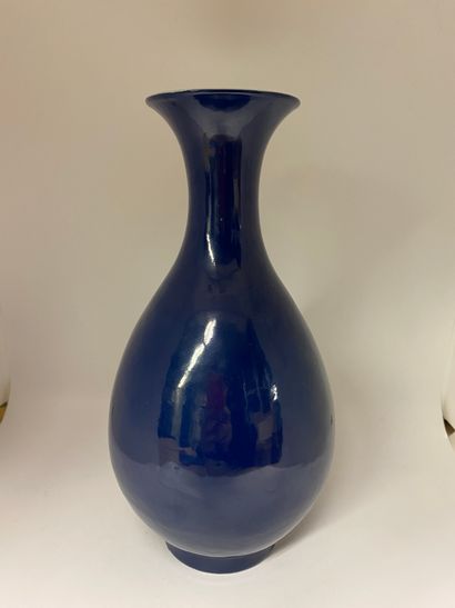 null CHINE
Vase balustre en porcelaine à fond monochrome bleu.
H. : 26.5 cm.
(petite...