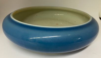 null CHINE
Coupe en porcelaine monochrome à fond bleu clair.
 H. : 5.5 - D : 23 cm.
(fêles...