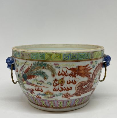 null BOL
en porcelaine émaillée polychrome au décor de dragon et de Fenghuang dans...