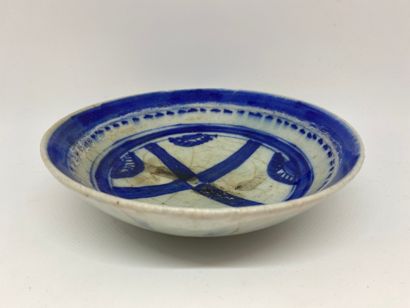 null COUPELLE 
in ceramic with blue-white decoration.
D : 17 cm.
(cracks)
