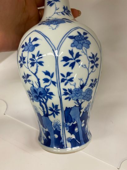 null CHINA
Porcelain vase with long neck decorated in blue with flowers, two handles...