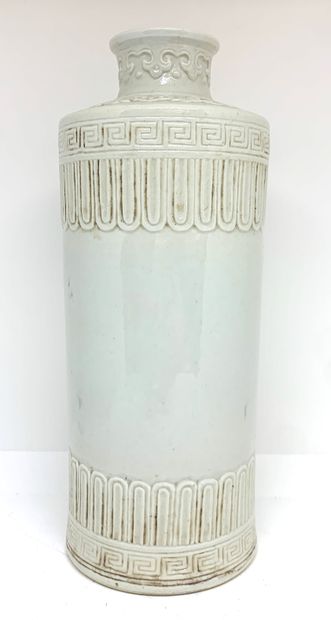 null CHINE
Vase en porcelaine monochrome blanche à décor incisé de motifs.
H. : 22.5...
