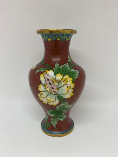 null CHINE
Vase en bronze cloisonné à motif floral sur fond rouge. 
XXème siècle.
H....