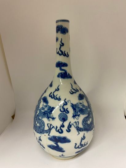 null CHINA or VIETNAM
Porcelain vase with long narrow neck decorated in blue underglaze...