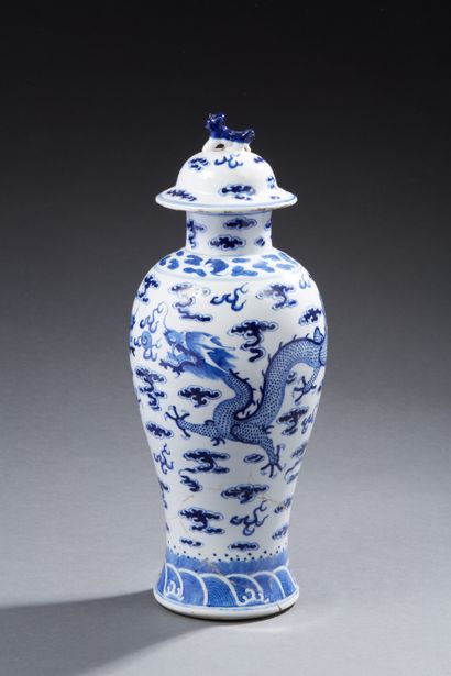 null CHINE
Potiche couverte en porcelaine décorée en bleu sous couverte d'un dragon...